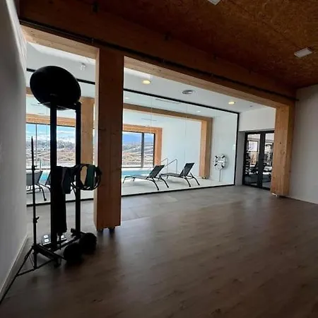 Lovely Two Bedroom With Panoramic Sea Views 埃斯特波纳