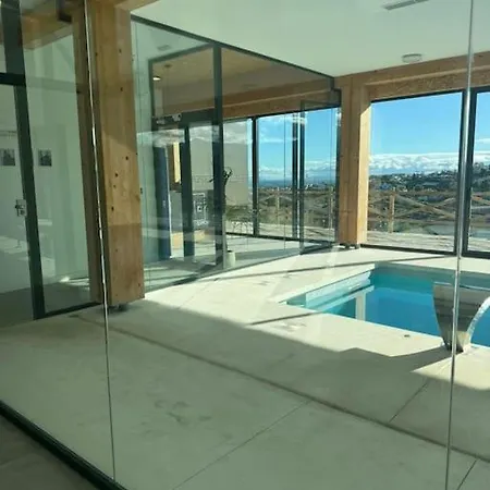 Lovely Two Bedroom With Panoramic Sea Views Apartman