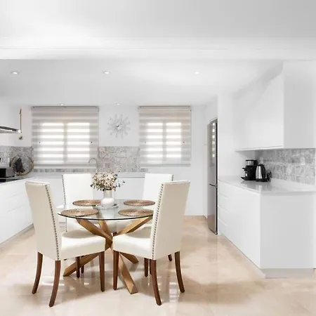 Lovely Two Bedroom With Panoramic Sea Views Apartman *