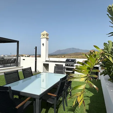 Lovely Two Bedroom With Panoramic Sea Views Apartamento