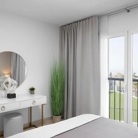 Lovely Two Bedroom With Panoramic Sea Views Apartman *