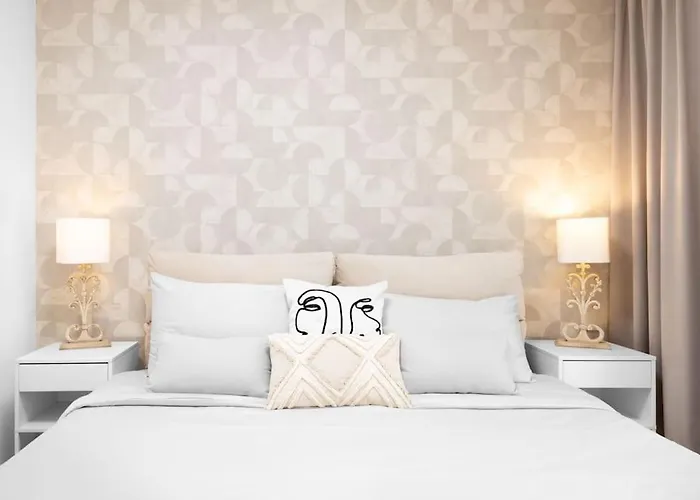 Lovely Two Bedroom With Panoramic Sea Views *