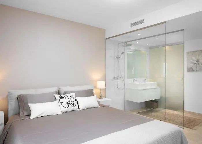 Lovely Two Bedroom With Panoramic Sea Views