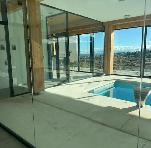 Lovely Two Bedroom With Panoramic Sea Views Appartement