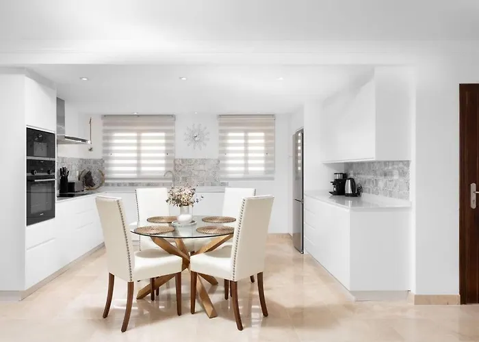 Lovely Two Bedroom With Panoramic Sea Views Apartment *