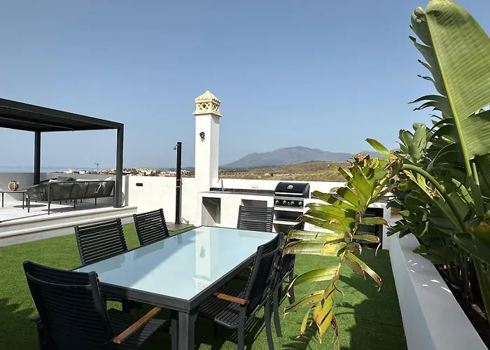 Lovely Two Bedroom With Panoramic Sea Views Appartement