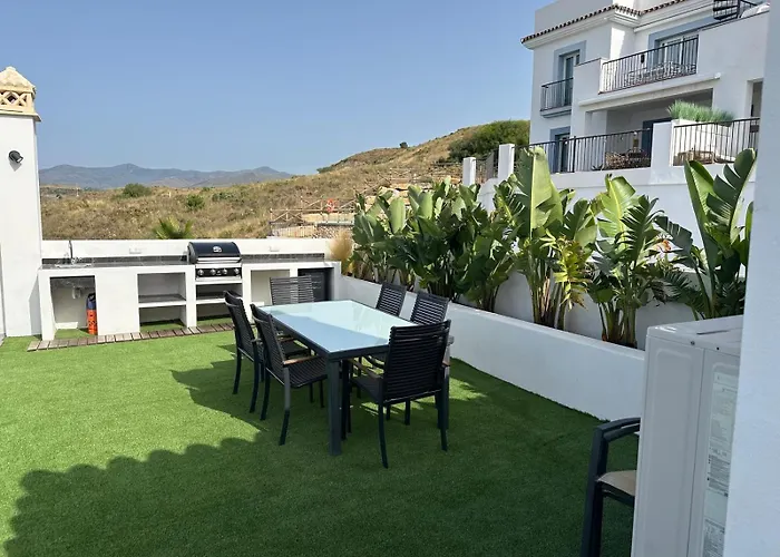 Lovely Two Bedroom With Panoramic Sea Views