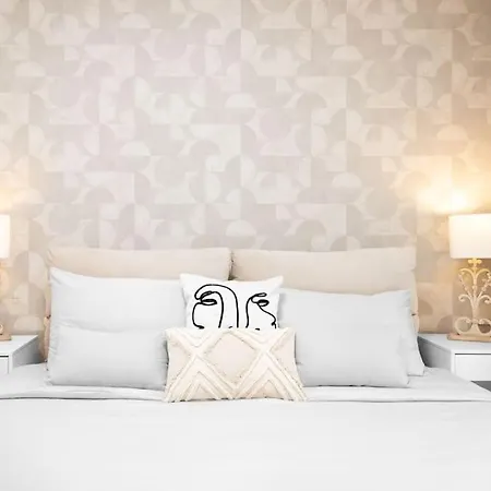 Lovely Two Bedroom With Panoramic Sea Views *