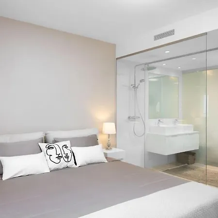 Lovely Two Bedroom With Panoramic Sea Views