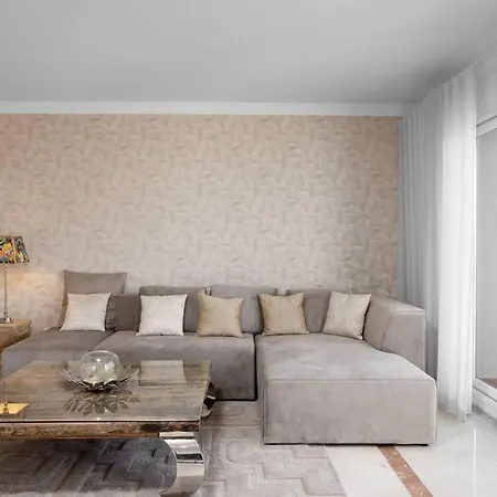 Lovely Two Bedroom With Panoramic Sea Views Appartamento