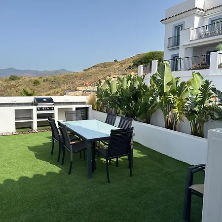 Lovely Two Bedroom With Panoramic Sea Views