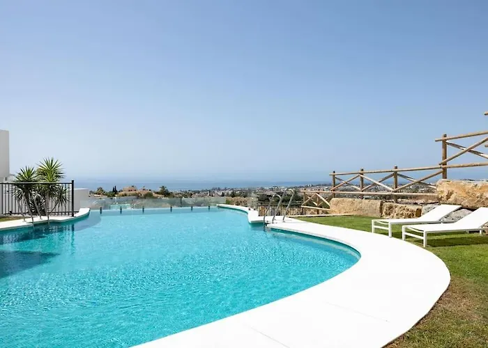 Lovely Two Bedroom With Panoramic Sea Views *